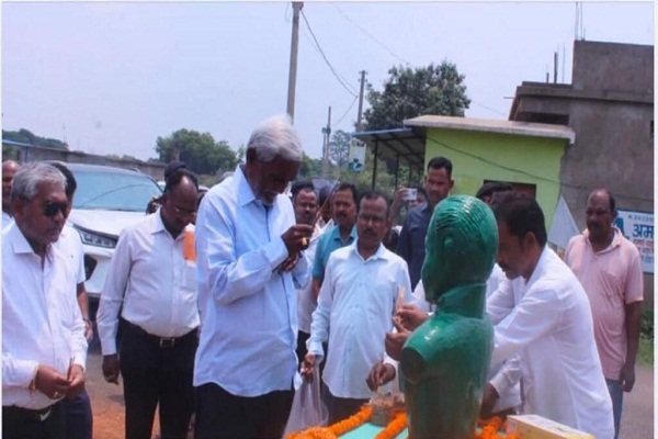 Jamshedpur : महुलडीह में स्व. जोगेश्वर टुडू की पुण्यतिथि पर उमड़ा जनसैलाब, पूर्व सीएम चंपई सोरेन ने दी भावभीनी श्रद्धांजलि