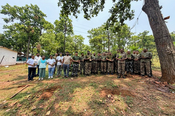 Gua : विश्व पर्यावरण दिवस पर किरीबुरू स्थित सीआरपीएफ 26वीं बटालियन ने चलाया वृक्षारोपण अभियान