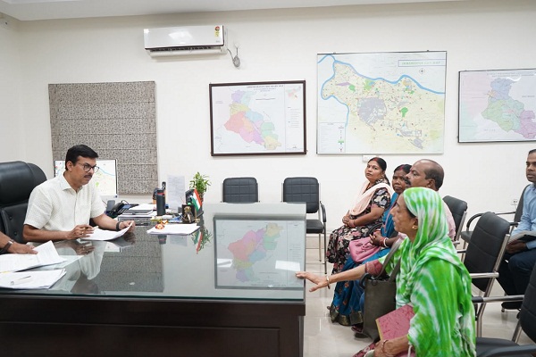 Jamshedpur : जन समस्याओं के समाधान को लेकर जिला प्रशासन तत्पर, उपायुक्त ने जन शिकायत निवारण दिवस में सुनीं नागरिकों की समस्याएं