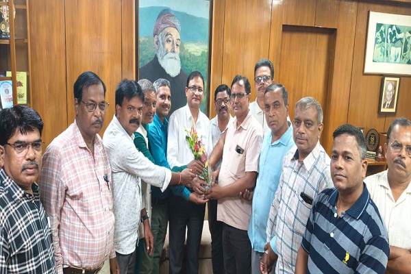 Jamshedpur : टाटा मोटर्स अस्पताल के प्रमुख बनने पर डॉ. संजय लाल श्रीवास्तव का हुआ अभिनंदन