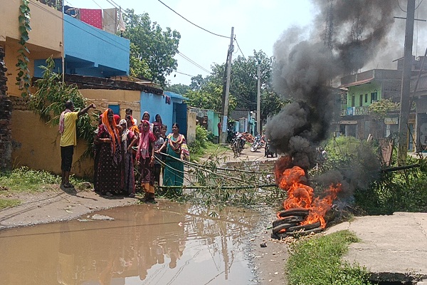 jamshedpur : गदड़ा में सड़क की बदहाली को लेकर सड़क पर उतरी महिलाएं, थानेदार की शक्ति पर भड़कीं महिलाएं, विधायक पर अनदेखी का लगा आरोप