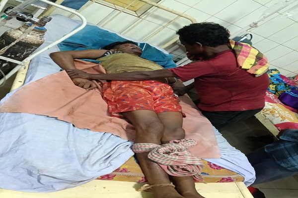 Gua : खेत जोतने के दौरान ट्रैक्टर पलटा, चालक गंभीर घायल, टाटा स्टील अस्पताल नोवामुंड़ी रेफर