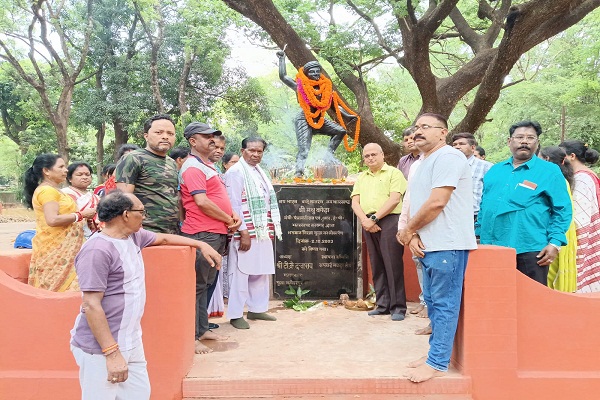 Gua : गुवा में धरती आबा भगवान बिरसा मुंडा को माल्यार्पण कर किया नमन