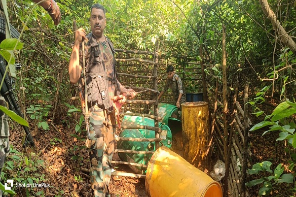 Gua : सारंडा के जंगलों में अवैध शराब भट्ठियों पर पुलिस का बड़ा प्रहार, माफियाओं में मची खलबली