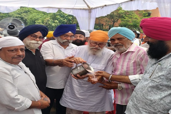 Jamshedpur : श्री गुरु अर्जुन देव जी की स्मृति में स्टेशन रोड गुदड़ी मार्केट में मीठे शरबत की लगाई गई शब्बील