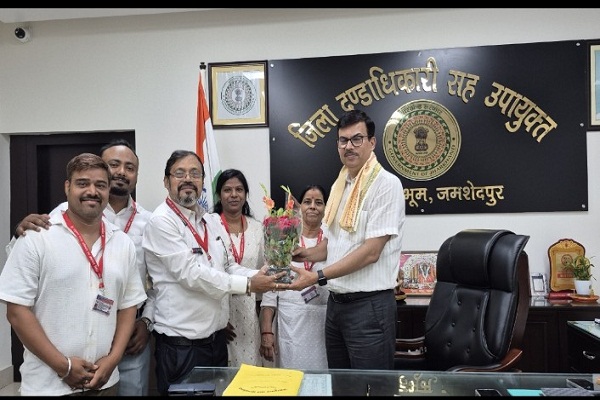 Jamshedpur : यूनाइटेड ह्यूमन राइट्स एंड एंटी करप्शन सोशल जस्टिस संगठन ने उपायुक्त को किया सम्मानित 