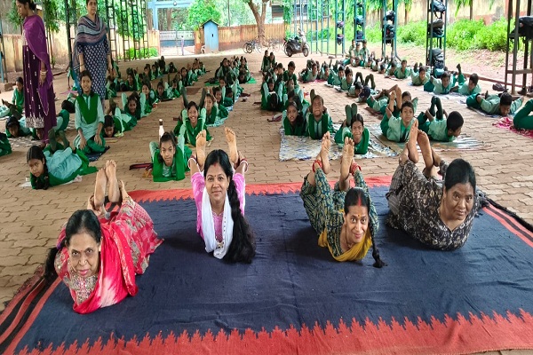 Gua : इस्को मध्य विद्यालय गुवा में उत्साहपूर्वक मनाया गया 12वां अंतरराष्ट्रीय योग दिवस