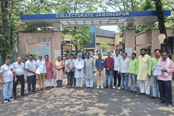 Jamshedpur : जदयू ने जनसमस्याओं के समाधान एवं नागरिक सुविधाओं के सुदृढ़ीकरण की मांग की, उपायुक्त से मिलकर सौंपा मांग पत्र