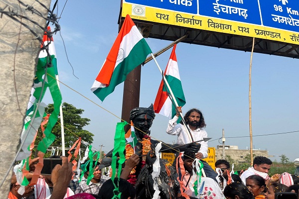 Muri : कोल विद्रोह के महानायक अमर शहीद बुली महतो के शहादत दिवस पर जेएलकेएम ने निकाली पदयात्रा, वंशजों को किया सम्मानित