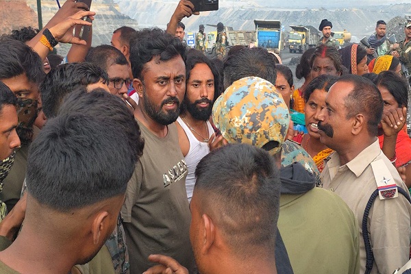 Muri : सीसीएल के खिलाफ धरना दे रहे जेएलकेएम नेता देवेंद्र नाथ महतो को पुलिस ने हिरासत में लिया, कार्यकर्ताओं ने जताया विरोध