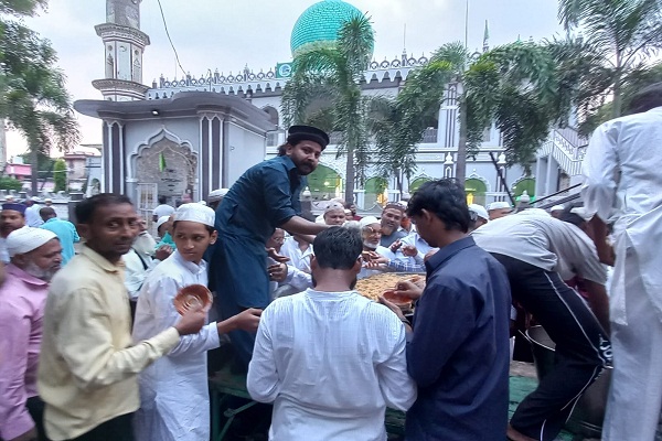 Jamshedpur : मदीना मस्जिद के समीप मोहर्रम के मौके पर लंगर एवं शरबत का किया गया वितरण 