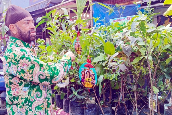 Jamshedpur : साकची में पप्पू सरदार ने एक पेड़ मां-बहन के नाम” थीम के साथ निःशुल्क बांटे 400 फलदार पेड़-पौधे
