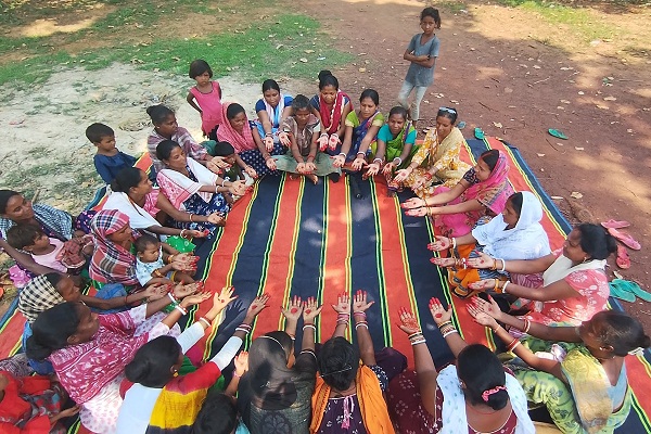 Gua : गुवा में चुप्पी तोड़ो,स्वस्थ रहो अभियान से ग्रामीणों को किया जागरूक