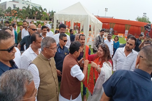 Jamshedpur : भाजपा के राष्ट्रीय अध्यक्ष नितिन नवीन को प्रदेश किसान मोर्चा की डॉ रानी ठाकुर ने अंगवस्त्र देकर किया सम्मानित