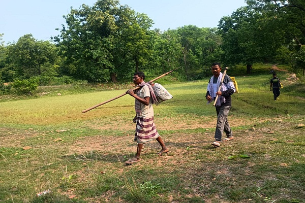 Jadugora : जादूगोड़ा के भाटीनं गांव के आदिवासी युवाओं ने शिकार पर्व मनाया, मरांग बुरु से मांगी बारिश व बेहतर खेती की मन्नतें