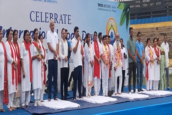 Jamshedpur : टाटा मोटर्स ने अंतरराष्ट्रीय योग दिवस मनाया, प्लांट हेड समेत वरीय अधिकारियों के अलावे यूनियन पदाधिकारियों ने किया योगाभ्यास