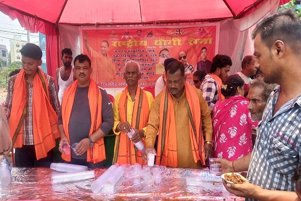 Jamshedpur : राष्ट्रीय योगी सेना ने यूपी के सीएम के जन्म दिन पर चना, शरबत एवं ठंडा जल का वितरण कर पेश की मानवता की मिसाल  