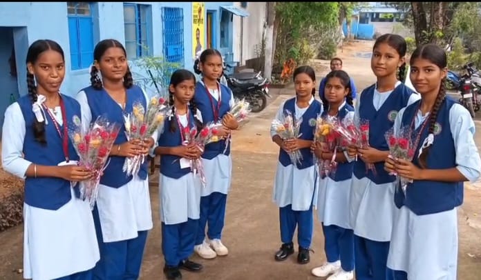 Jamshedpur : श्यामा प्रसाद इंटरमीडिएट कॉलेज में नवप्रवेशी विद्यार्थियों का गुलाब से स्वागत, अनुशासन व गुणवत्तापूर्ण शिक्षा का दिया संदेश 