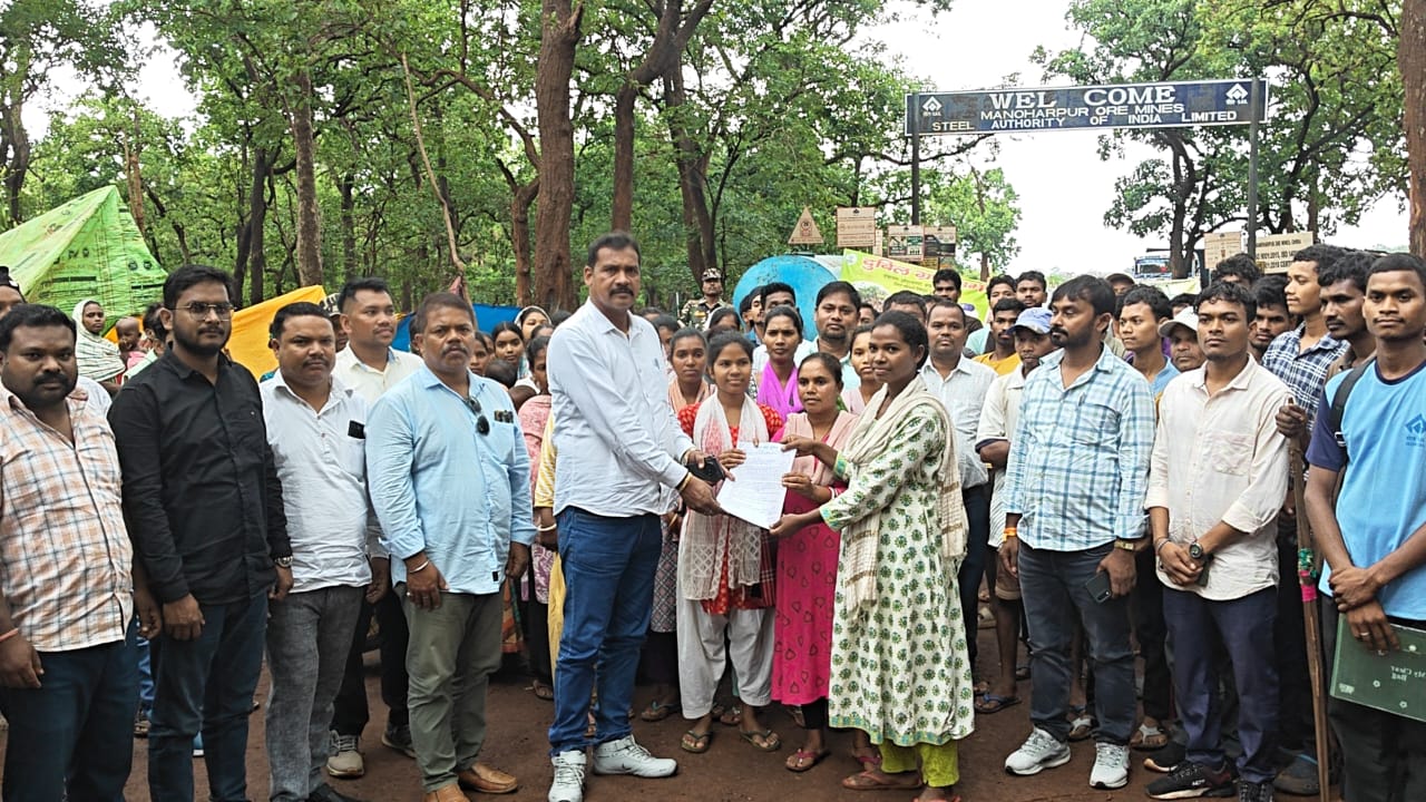 Gua : सेल चिरिया स्थित धुबिल माइंस आंदोलन को विधायक सोनाराम सिंकु ने सेल के पदाधिकारियों से वार्ता कर हल किया