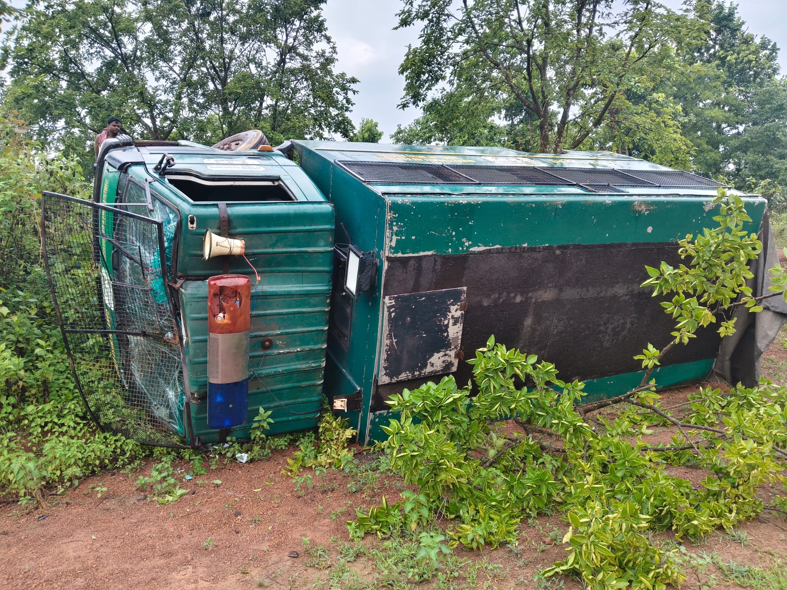 Jhargram : वन विभाग की टीम पर हाथियों का हमला, एरावत वाहन में की तोड़ फोड़, चालक ने भागकर बचाई जान