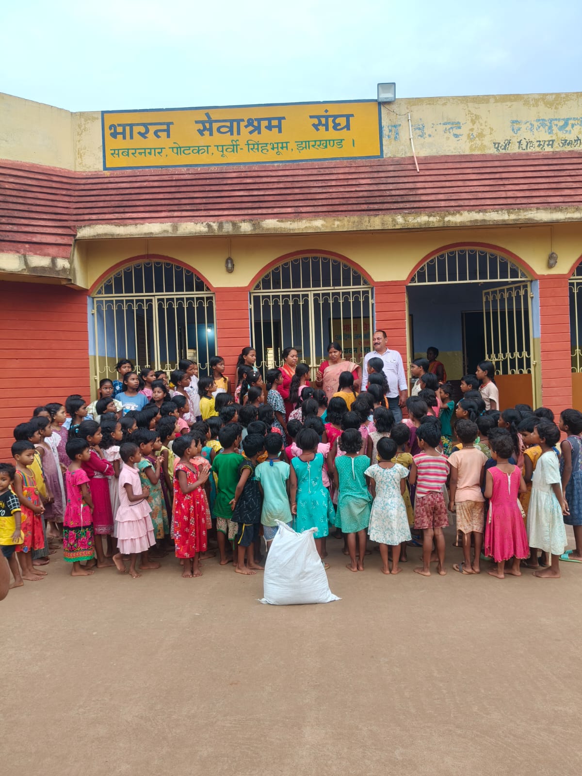 Jadugora: मुखिया अनीता मुर्मू की अगुवाई में सबर नगर में चलाया गया मलेरिया उल्मूलन जागरूकता अभियान, स्कूल में बाटी गई ब्लीचिंग पाउडर