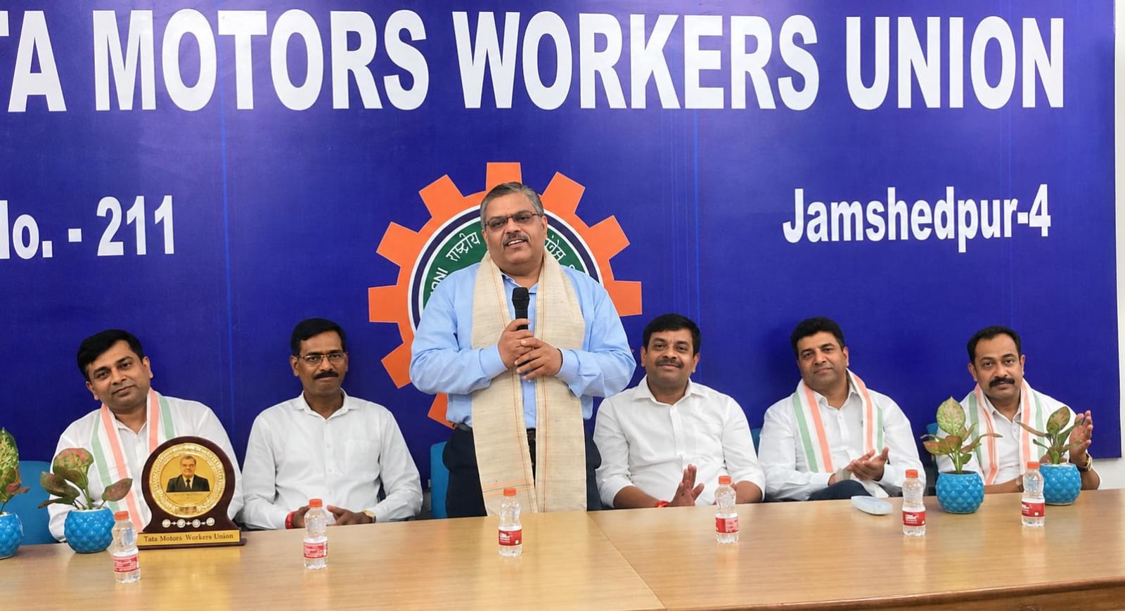 Jamshedpur : टाटा मोटर्स वर्कर्स यूनियन कार्यालय पहुंचे सीएचआरओ डीपी नांबियार, हुआ अभिनंदन