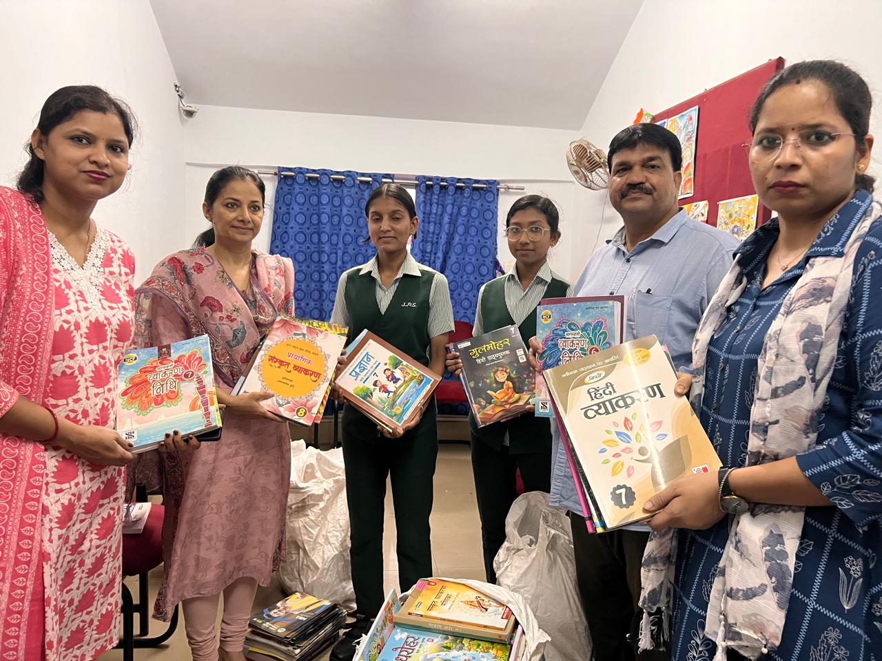 Potka : टांगराईन स्कूल की मोबाइल लाइब्रेरी को जेपीएस बारीडीह का सहयोग, 200 से अधिक पुस्तकें भेंट