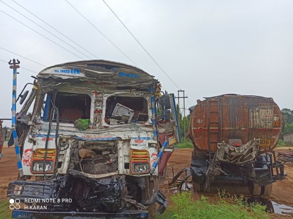 Bahragora : बहरागोड़ा में ट्रक-ट्रेलर में जोरदार टक्कर, थाना प्रभारी की त्वरित कार्रवाई से बची ड्राइवर की जान