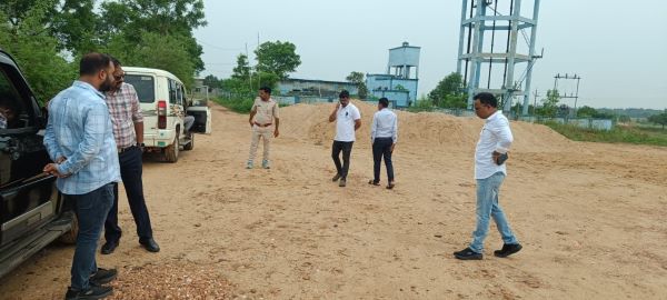 Bahragora : बहरागोड़ा में बालू माफियाओं पर प्रशासन का बड़ा एक्शन: खुदपुटली में 3000 सीएफटी अवैध बालू जब्त, मुखिया के जिम्मेनामा सौंपा