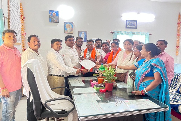 Bahragora : स्वास्थ्य सुविधाओं की बदहाली के खिलाफ भाजपा का हल्ला बोल, सिविल सर्जन के नाम प्रभारी को सौंपा 13 सूत्री मांग पत्र