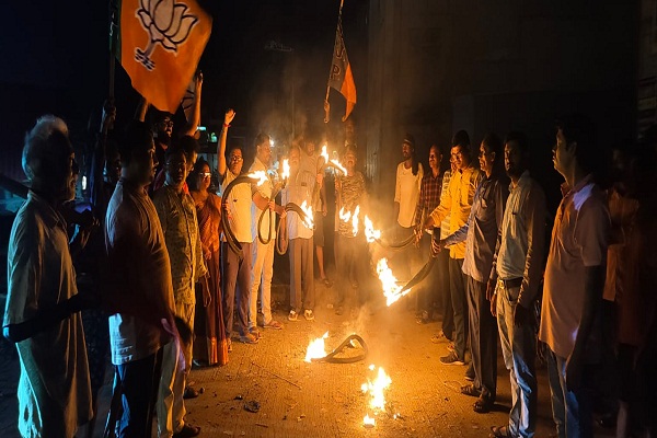 Bahragora : युवाओं के भविष्य से खिलवाड़ के विरोध में सड़क पर उतरी भाजपा: बहरागोड़ा में मशाल जुलूस निकाल जताई नाराजगी