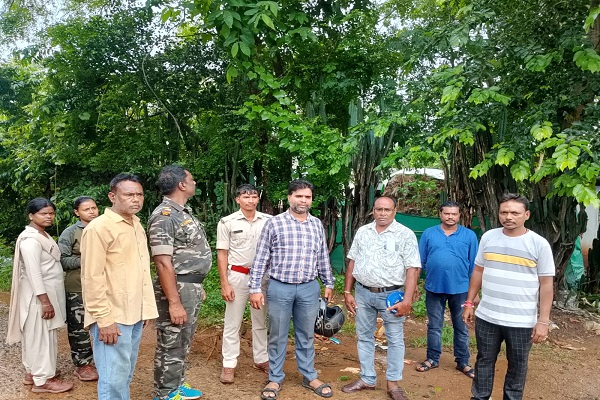 Bahgragora : मानुषमुड़िया पंचायत भवन के पीछे सरकारी जमीन पर कब्जे की शिकायत, अंचलाधिकारी के निर्देश पर पहुंची जांच टीम