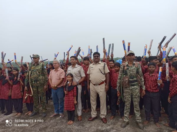 Bahragora : मॉडल स्कूल में पुलिस की पाठशाला, बच्चों को रोड सेफ्टी व साइबर सुरक्षा के दिए टिप्स, छाता पाकर खिले छात्रों के चेहरे