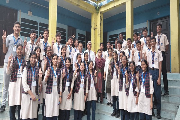 Jamshedpur : बाल्डविन फार्म एरिया हाई स्कूल में कक्षा XI एवं XII के मेधावी विद्यार्थियों को ‘ऑनर कार्ड’ से किया गया सम्मानित