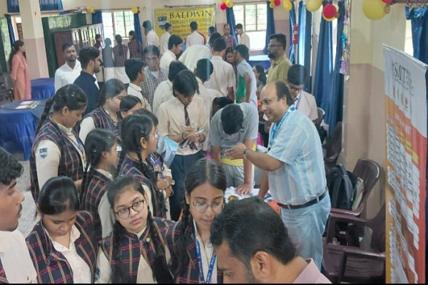 Jamshedpur : बाल्डविन फार्म एरिया हाई स्कूल में करियर काउंसलिंग सत्र आयोजित, भविष्य की राह चुनने में विद्यार्थियों का किया गया मार्गदर्शन 