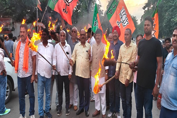 Jamshedpur : JPSC-JSSC पेपर लीक मामले की CBI जांच की मांग को लेकर महानगर भाजपा ने निकाला मशाल जुलूश