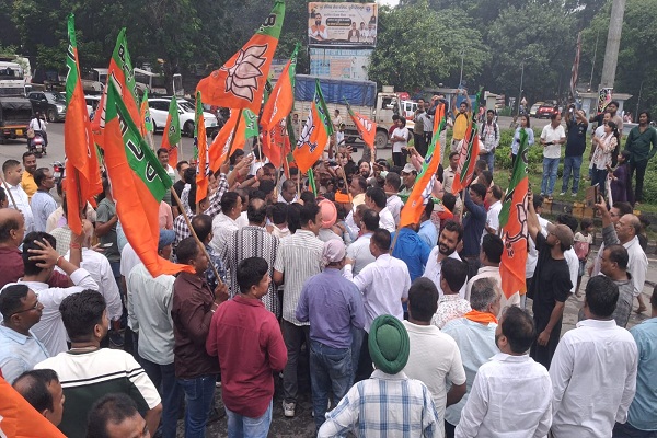 Jamshedpur : भाजपा जमशेदपुर महानगर ने किया राहुल गांधी का पुतला दहन, कांग्रेस पार्टी पर दोहरा रवैया अपनाने का लगाया आरोप