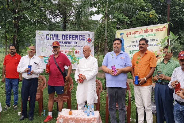 Jamshedpur : पृथ्वी उद्यान पार्क मानगो में सिविल डिफेंस के डिवीजनल वार्डेन बलबंत सिंह ने किया पौधा वितरण