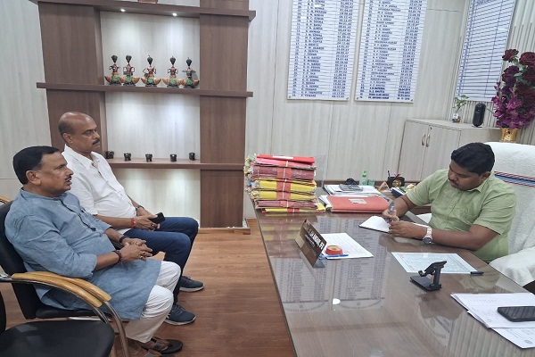 Jamshedpur : हाथियों के उपद्रव से ग्रामीणों को सुरक्षा प्रदान करे वन विभाग : डॉ. दिनेशानंद गोस्वामी