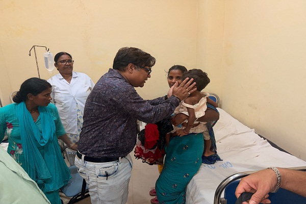 Potka : ब्रेन मलेरिया से जूझ रहे आदिम जनजाति के बच्चों के बीच प्रभारी चिकित्सक डॉ. सुकांत सीट ने बांटे वस्त्र