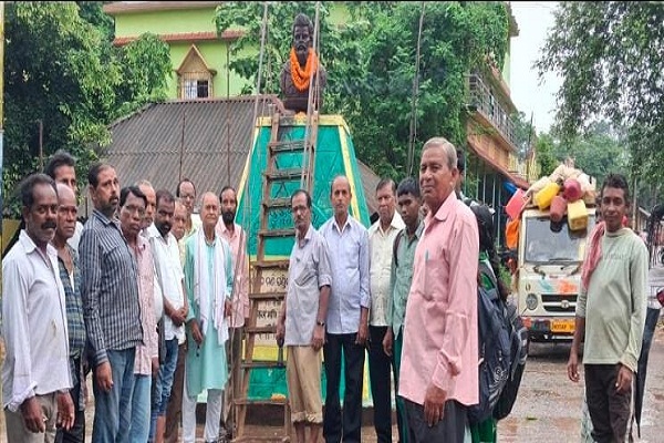 Bahragora : खण्डामौदा में याद किए गए उत्कलमणि पंडित गोपबंधु दास, युवाओं से उनके जीवन मूल्यों को अपनाने की अपील