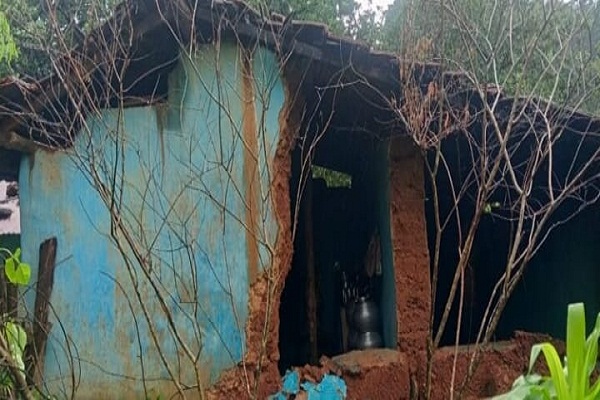 Gua : गुवा में लगातार बारिश से कच्चे मकान की दीवार ढही, परिवार दहशत में 