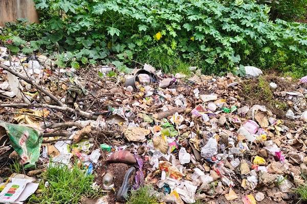 Gua : बड़ाजामदा में बढ़ रही गंदगी की समस्या, थाना प्रभारी ने लोगों से की स्वच्छता बनाए रखने की अपील