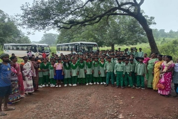 Gua : सारंडा में स्कूल बसों को ग्रामीणों ने रोका, शिक्षा व्यवस्था सुधारने की मांग पर प्रदर्शन