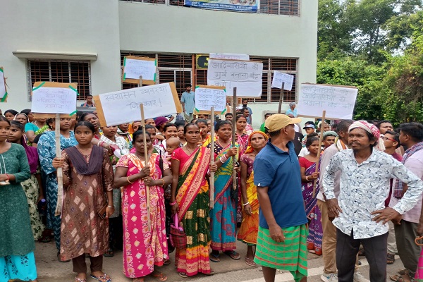 Jadugora : पोटका विधायक संजीव सरदार का संयुक्त ग्राम सभा ने पुतला दहन कर जताया विरोध, संवैधानिक ग्राम सभा को मान्यता देने की मांग