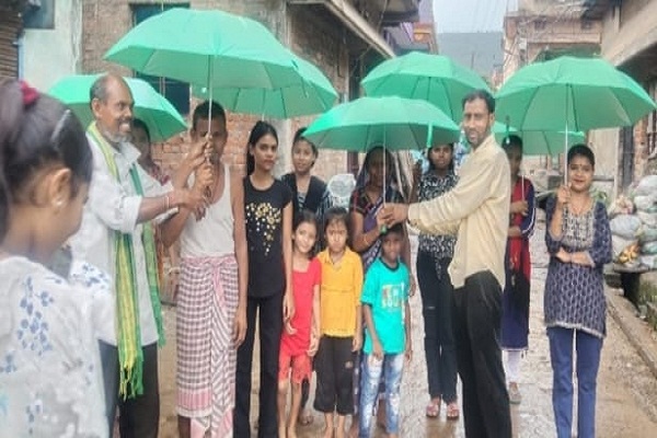 Jamshedpur : JMM नेता ने जरूरतमंदों के बीच छाता का किया वितरण