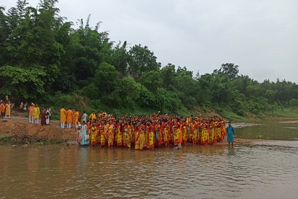 Bahragora : स्वर्णरेखा से जल लेकर थाना परिसर पहुंचे श्रद्धालु, शिव मंदिर प्राण-प्रतिष्ठा अनुष्ठान से चारों ओर गूंजा ‘महादेव’ का जयघोष