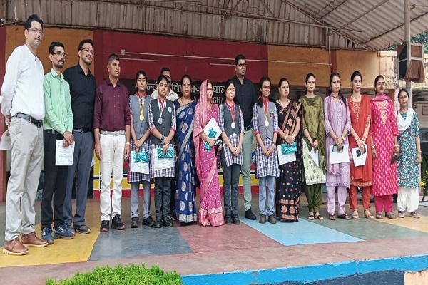 Gua : केंद्रीय विद्यालय मेघाहातुबुरु में शत-प्रतिशत परीक्षा परिणाम पर सम्मान समारोह आयोजित