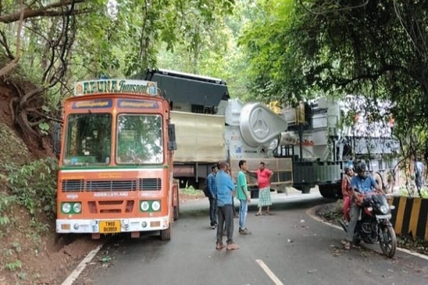 Gua : किरीबुरू–मनोहरपुर मुख्य मार्ग पर बड़ा वाहन दुर्घटनाग्रस्त, यातायात बाधित