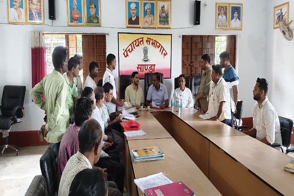 Bahragora : सांड्रा पंचायत पहुँचे एलआरडीसी: आंगनवाड़ी से लेकर राशन दुकान और स्कूल तक का परखा हाल